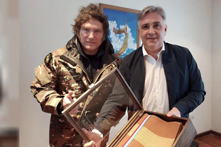 Javier Milei disfrazado de fajina junto al gobernador Martín Llaryora.