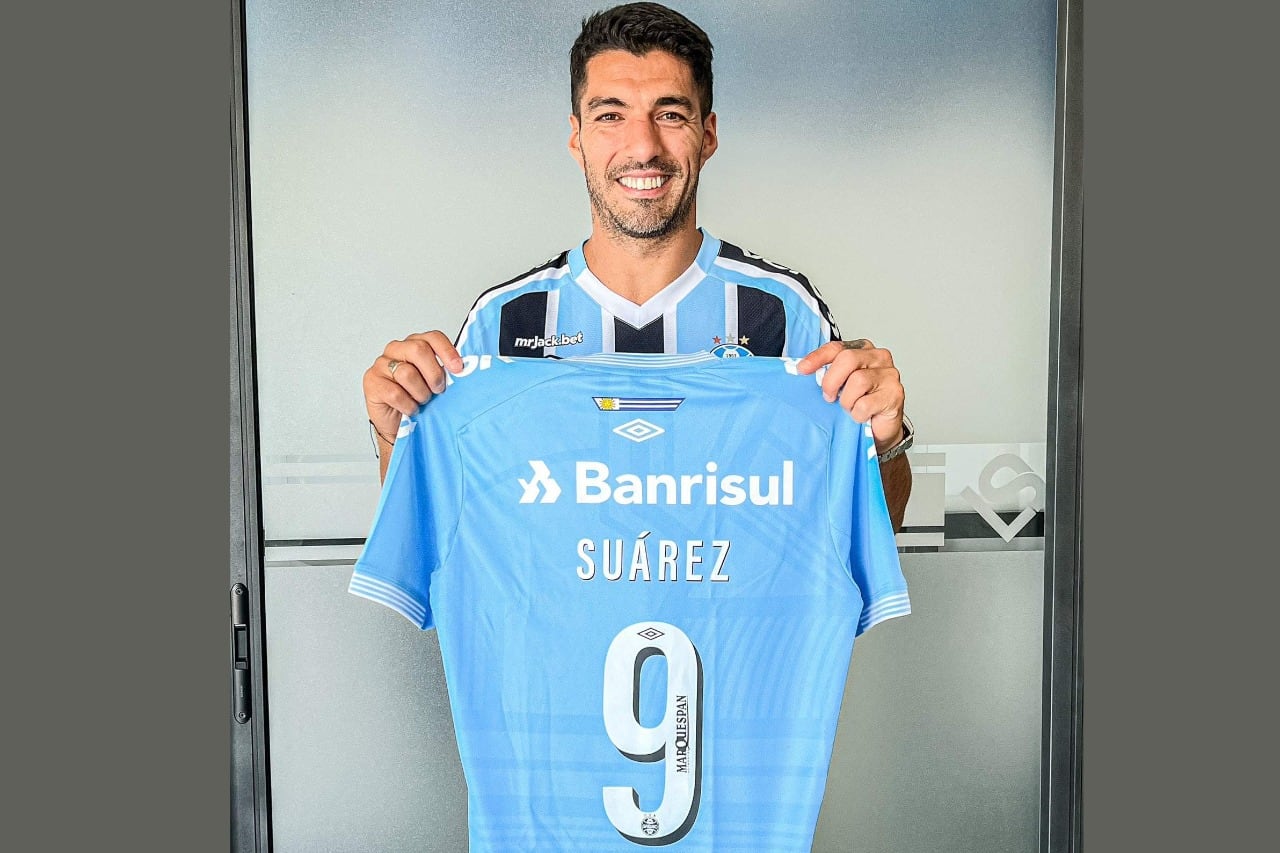 El goleador uruguayo firmó por dos años con el Gremio de Porto Alegre después de una exitosa década en la elite europea.