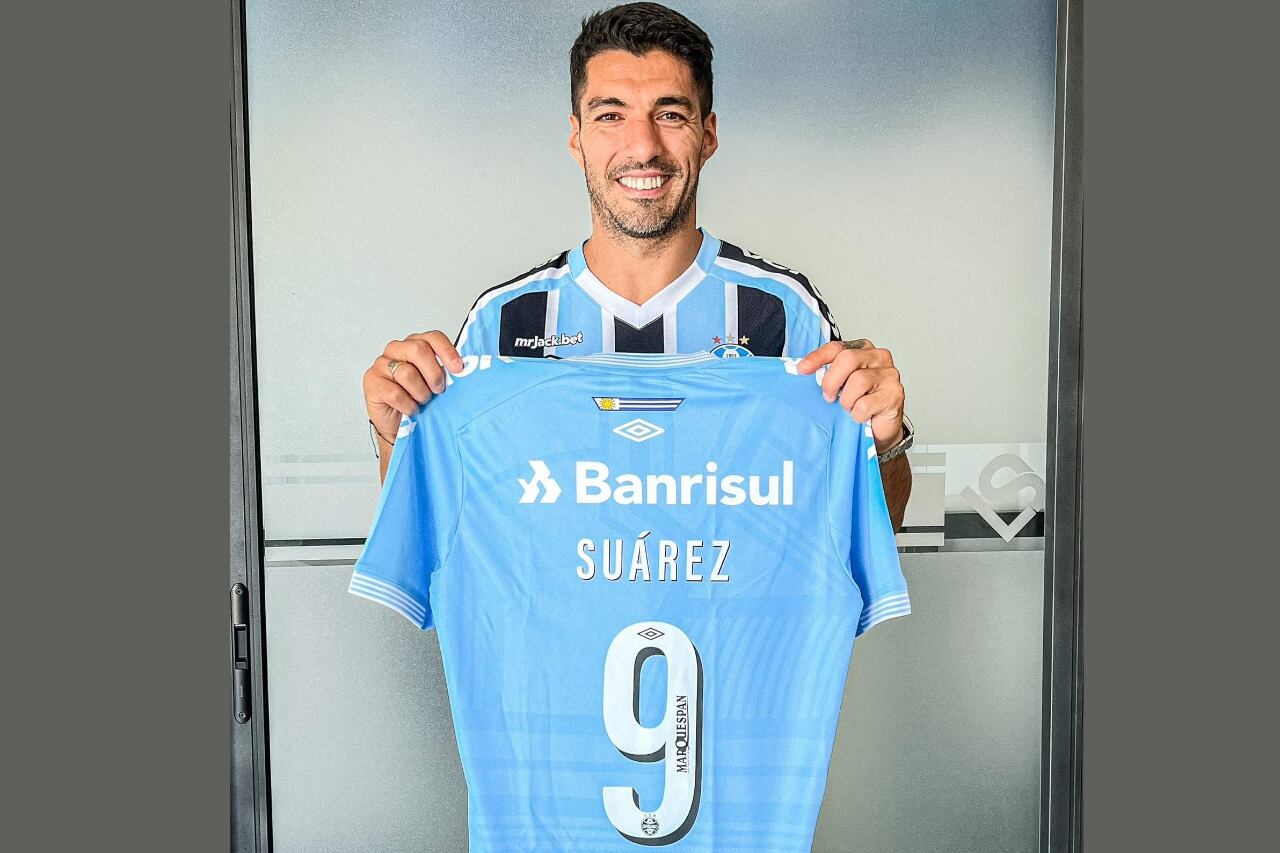 El goleador uruguayo firmó por dos años con el Gremio de Porto Alegre después de una exitosa década en la elite europea.