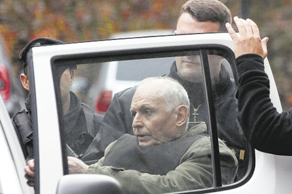 Un traslado de Robledo Puch desde Sierra Chica al tribunal.