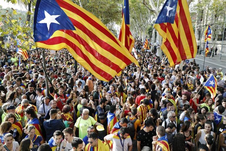 Unas 20 mil personas se movilizaron hoy en favor del 1-O y por la libertad de los detenidos ayer.