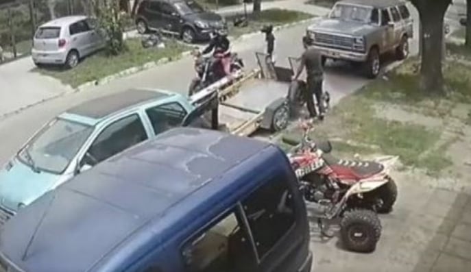 El momento del ataque fue registrado por una cámara de seguridad y aún buscan a los responsables (Captura de video).