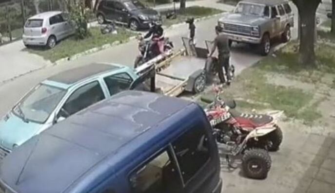 El momento del ataque fue registrado por una cámara de seguridad y aún buscan a los responsables (Captura de video).