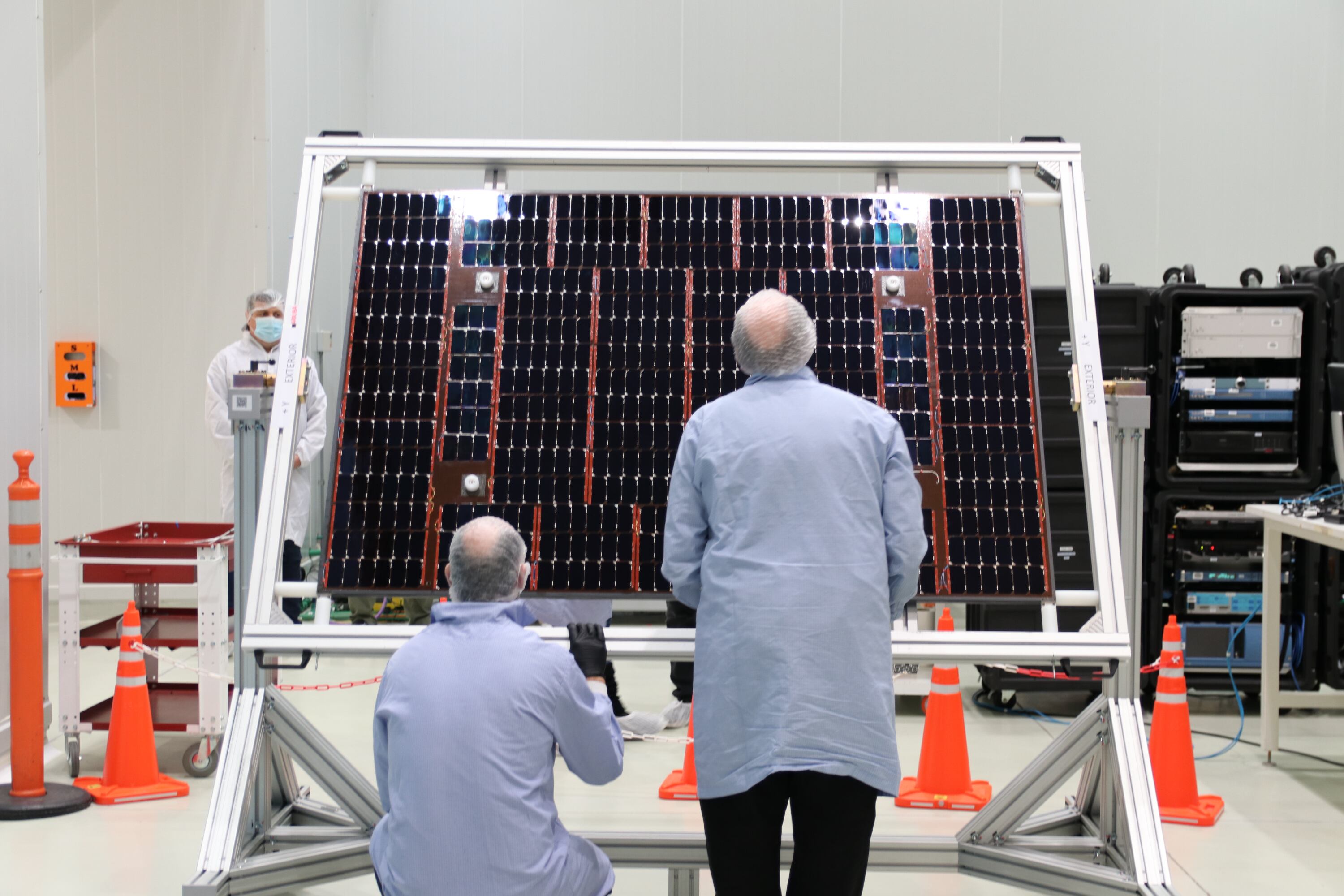 Cada panel solar pesa 12 kilos y mide 1,80 x 1x20 metros.