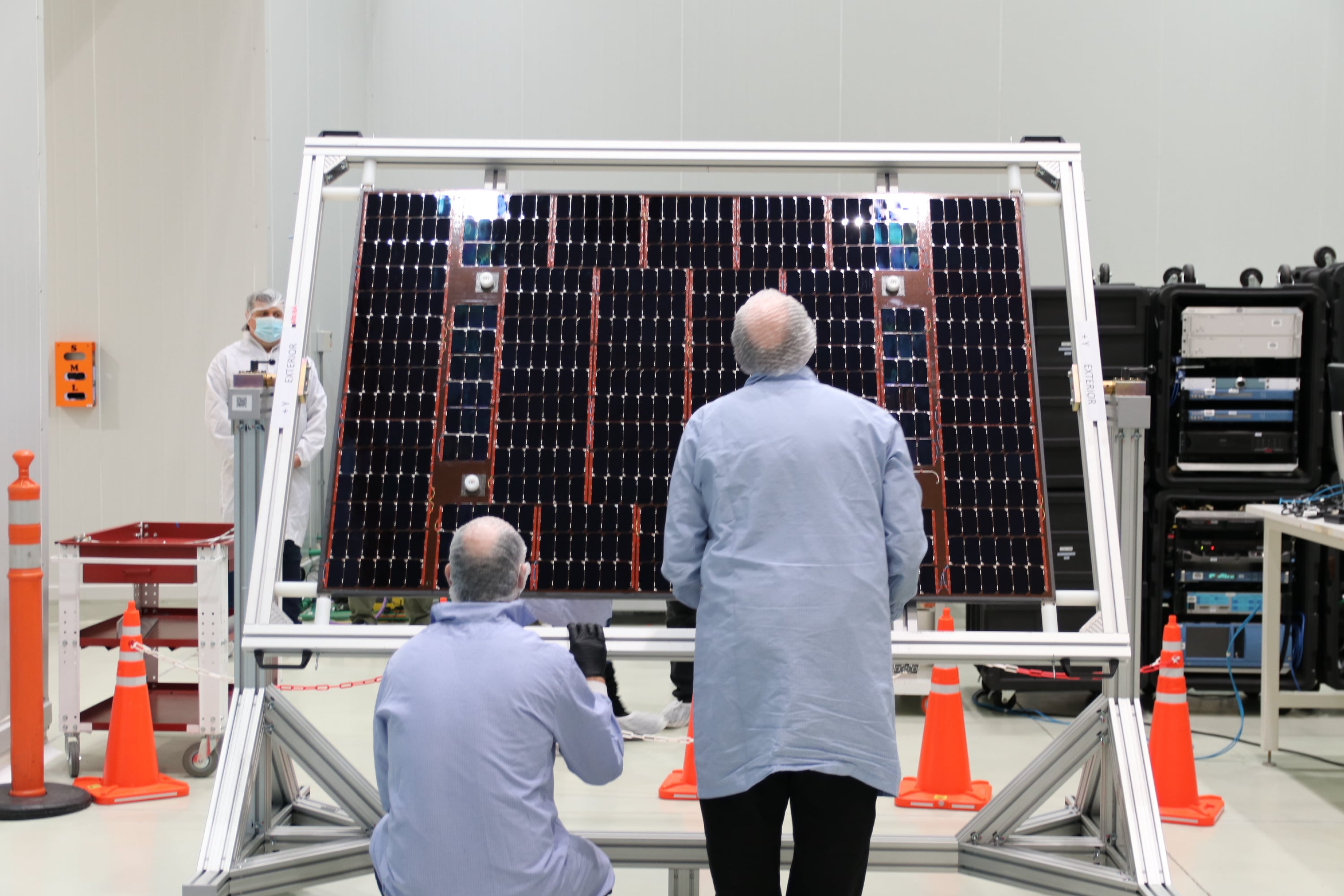 Cada panel solar pesa 12 kilos y mide 1,80 x 1x20 metros.