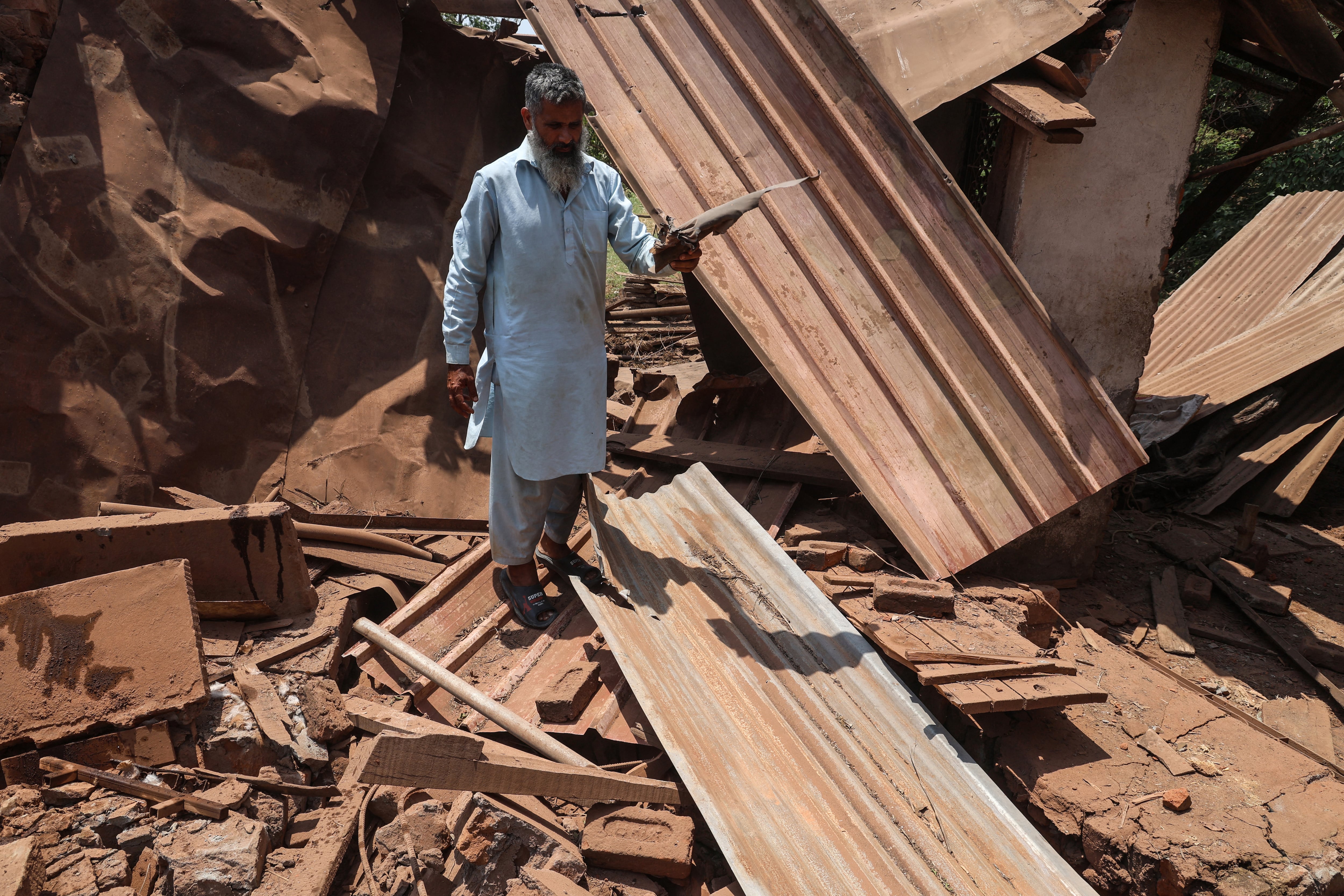 Un indio observa los escombros de su casa, destruida por un bombardeo de artillería paquistaní durante la noche en Jammu, el 10 de mayo.