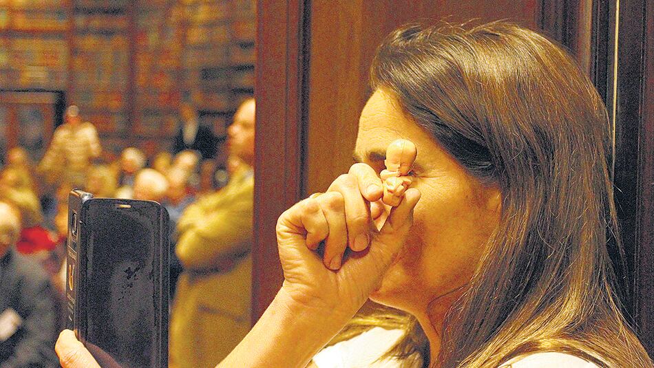 Mariana Rodríguez Varela dio el presente con su bebito en la jornada de la ANM contra la Cátedra de Aborto en Rosario.