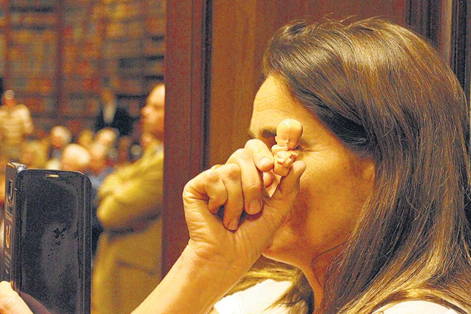 Mariana Rodríguez Varela dio el presente con su bebito en la jornada de la ANM contra la Cátedra de Aborto en Rosario.