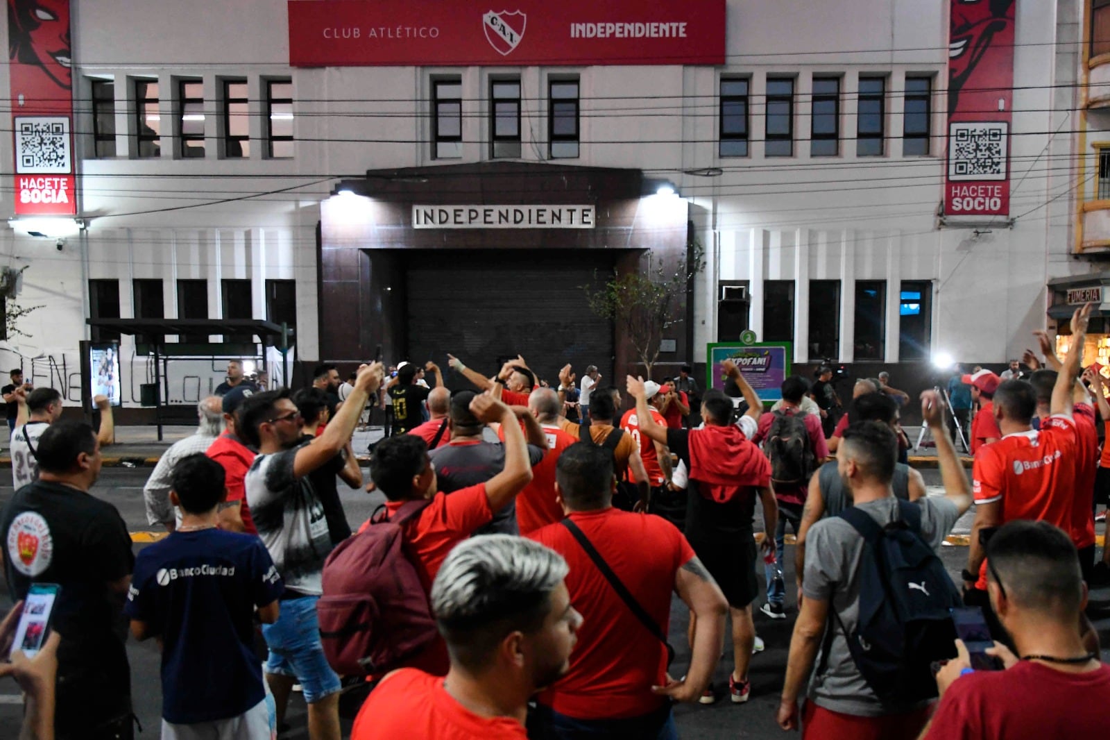 Los simpatizantes se autoconvocaron en la sede de Mitre y hubo incidentes.