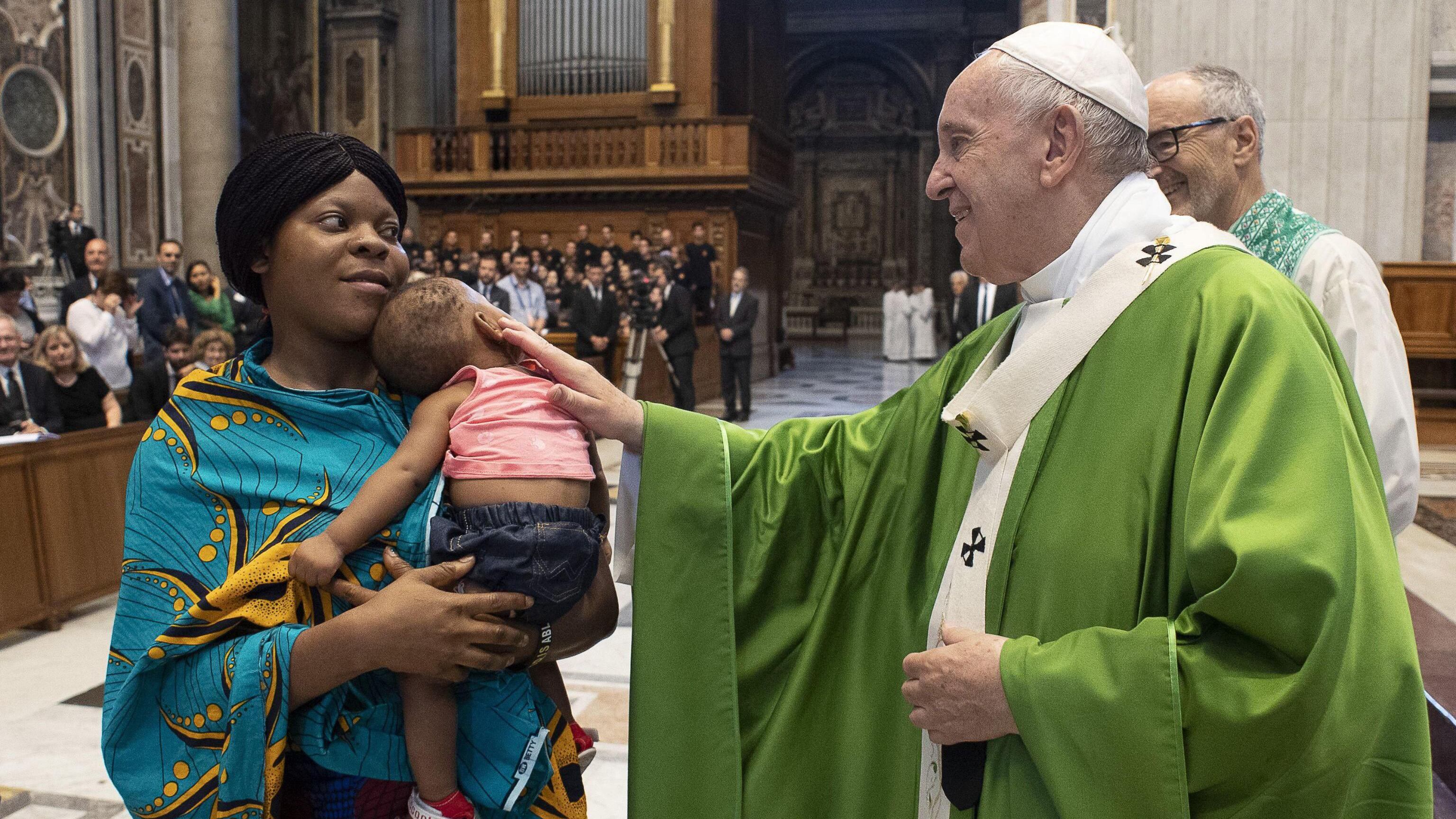 El Papa saludó a cada uno de los inmigrantes.