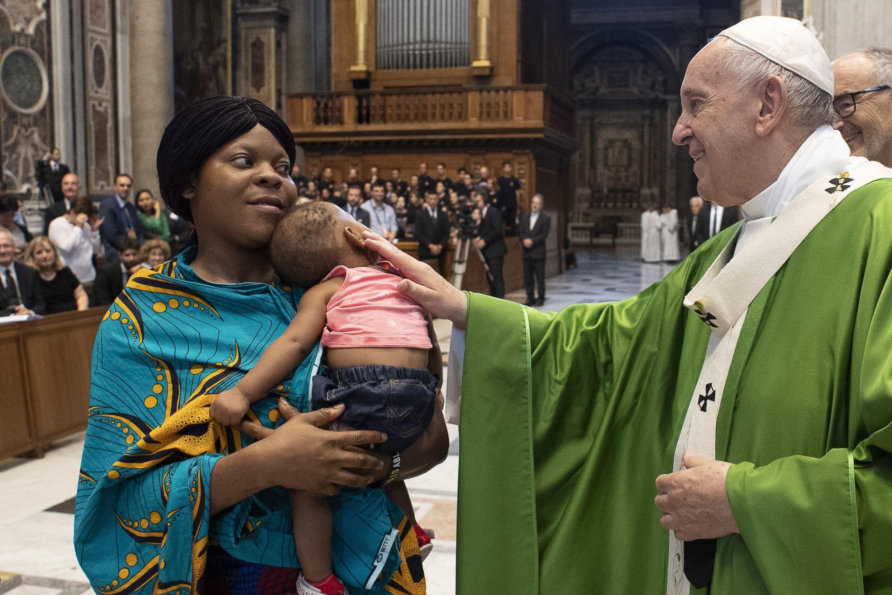 El Papa saludó a cada uno de los inmigrantes.