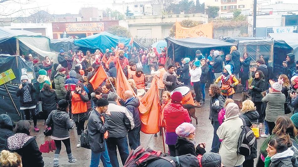 Acampe de docentes en Trelew.