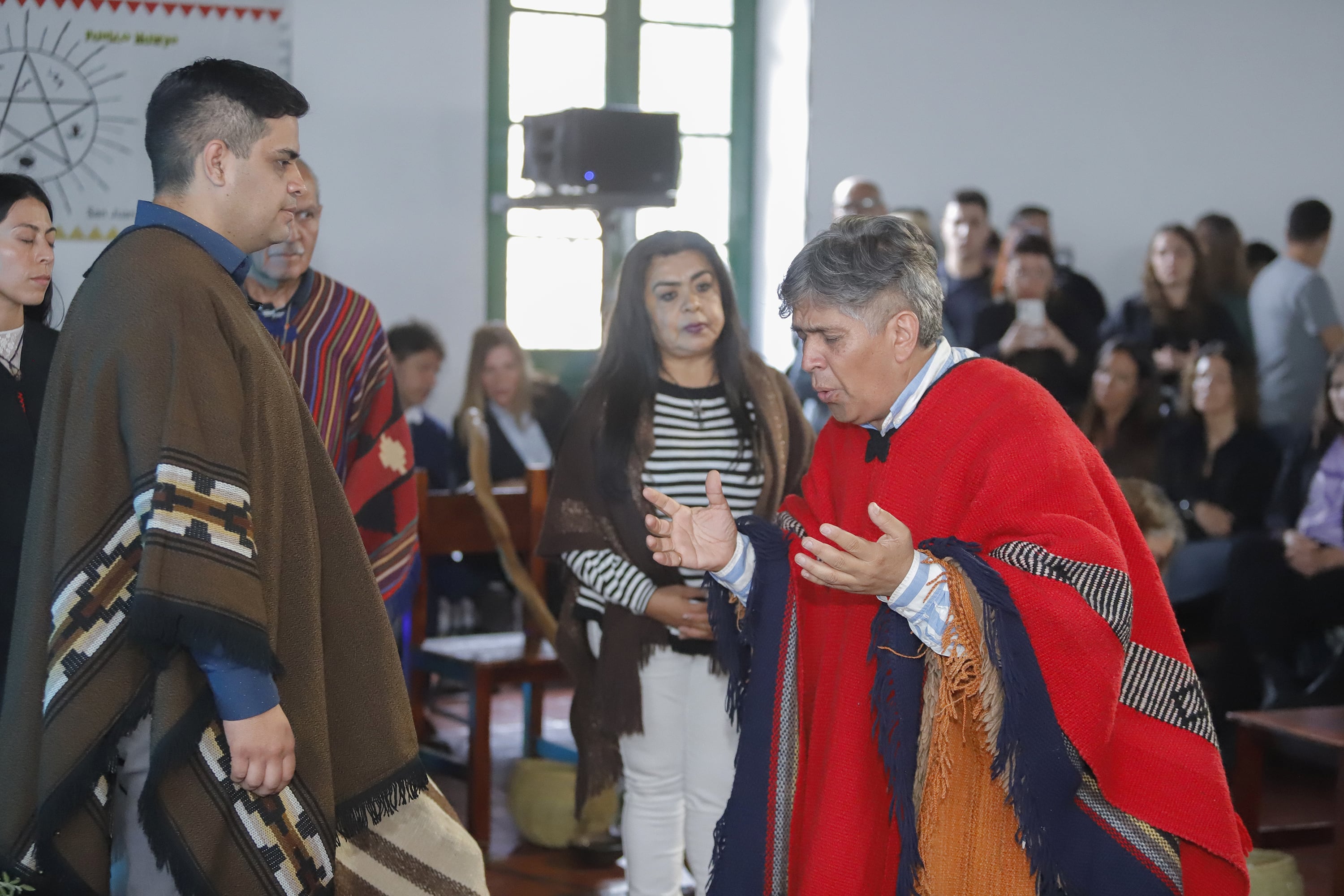 El guía espiritual de los huarpe en la ceremonia llamando a los ancestros.