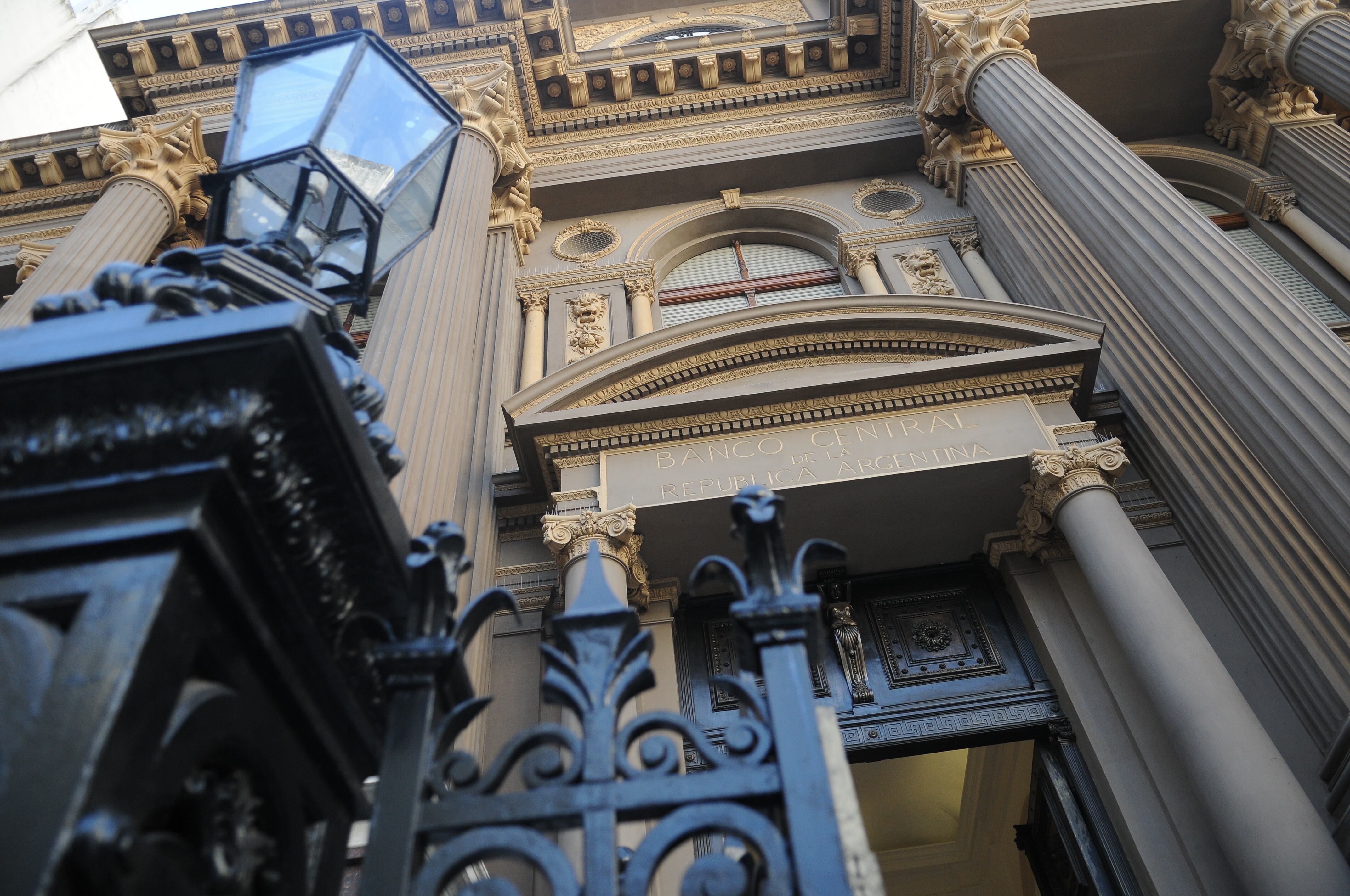 El Banco Central deberá acumular reservas para pagar una deuda que crece.