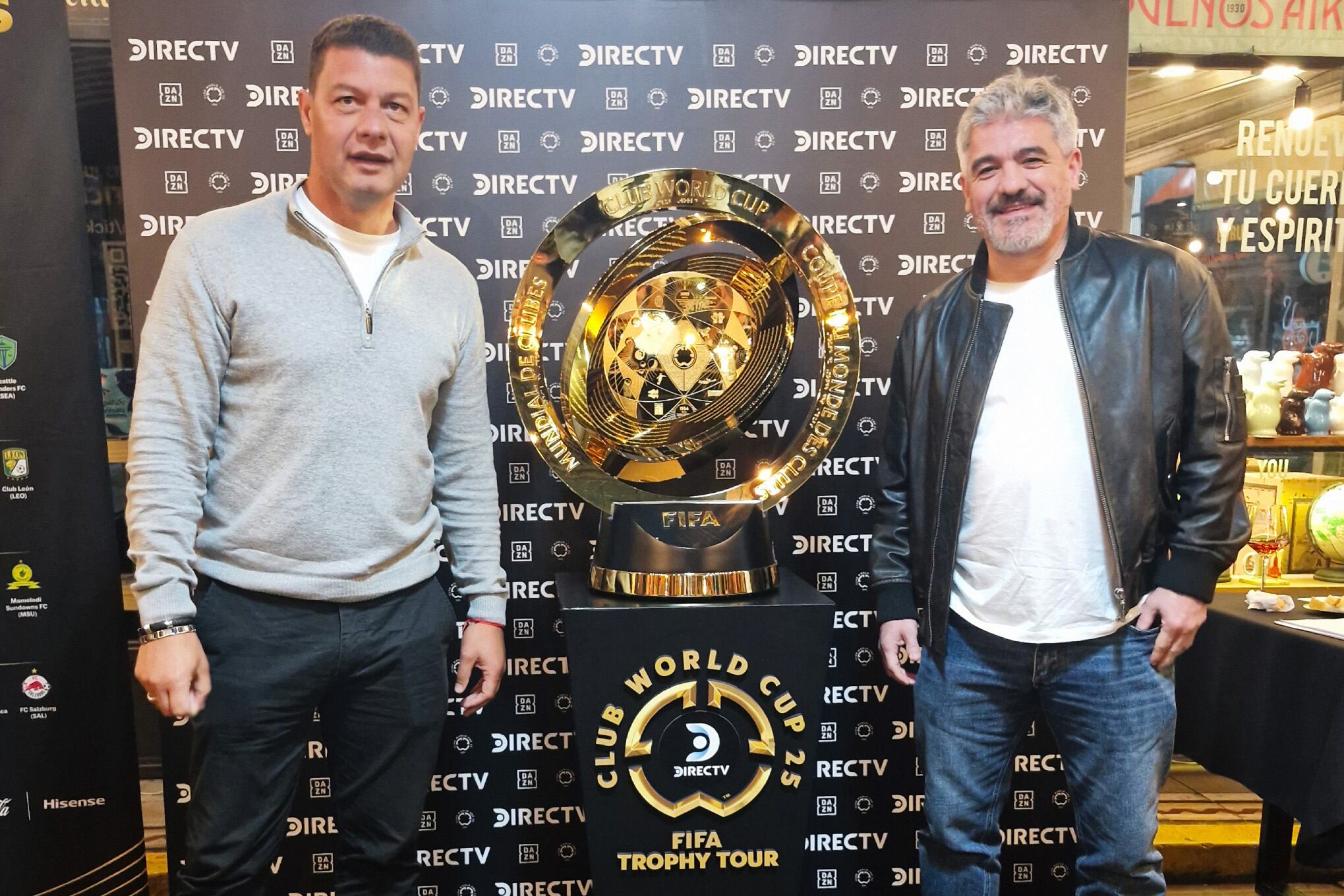 Sebastián Battaglia y Ariel Ortega, posan junto al trofeo del Mundial de Clubes