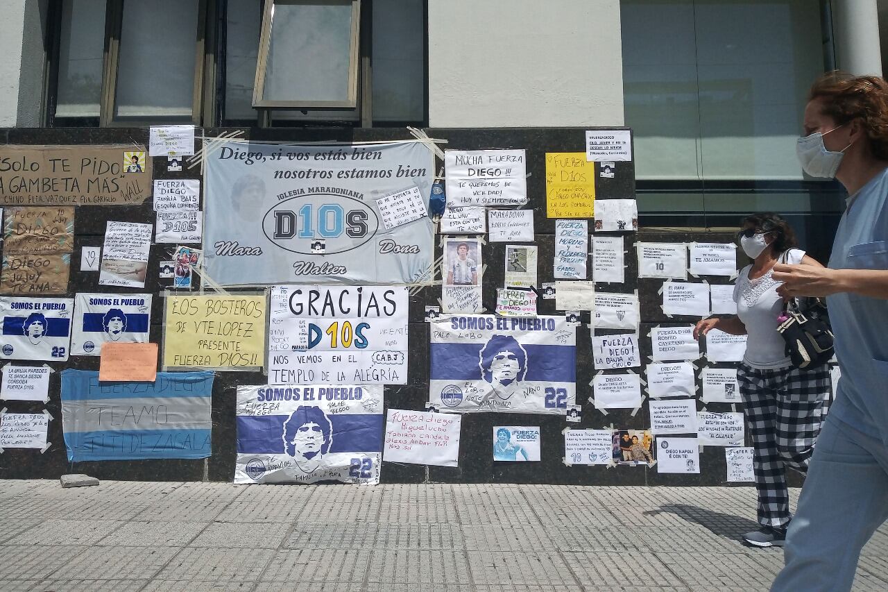 Las muestras de cariño al Diez, en las inmediaciones de la clínica.