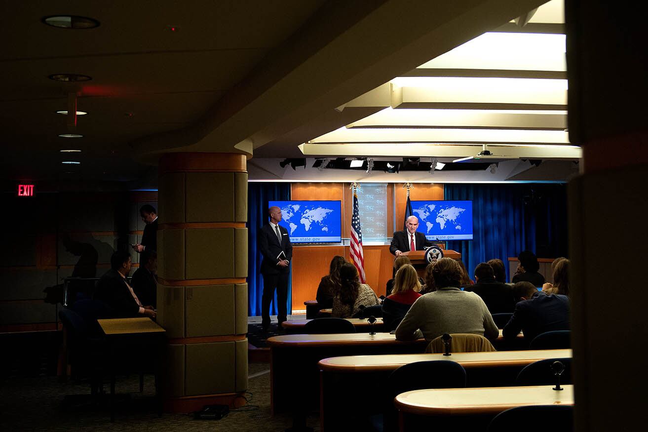 Elliot abrams se explaya sobre las sanciones en una conferencia de prensa el martes en el Departamento de Estado en Washington.