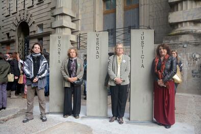 Los tres pilares ubicados en la esquina de la ex jefatura de Policía de Rosario.