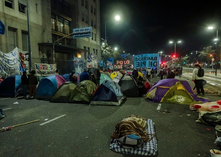 Una imagen del acampe de Barrios de Pie en la 9 de Julio durante la semana.  