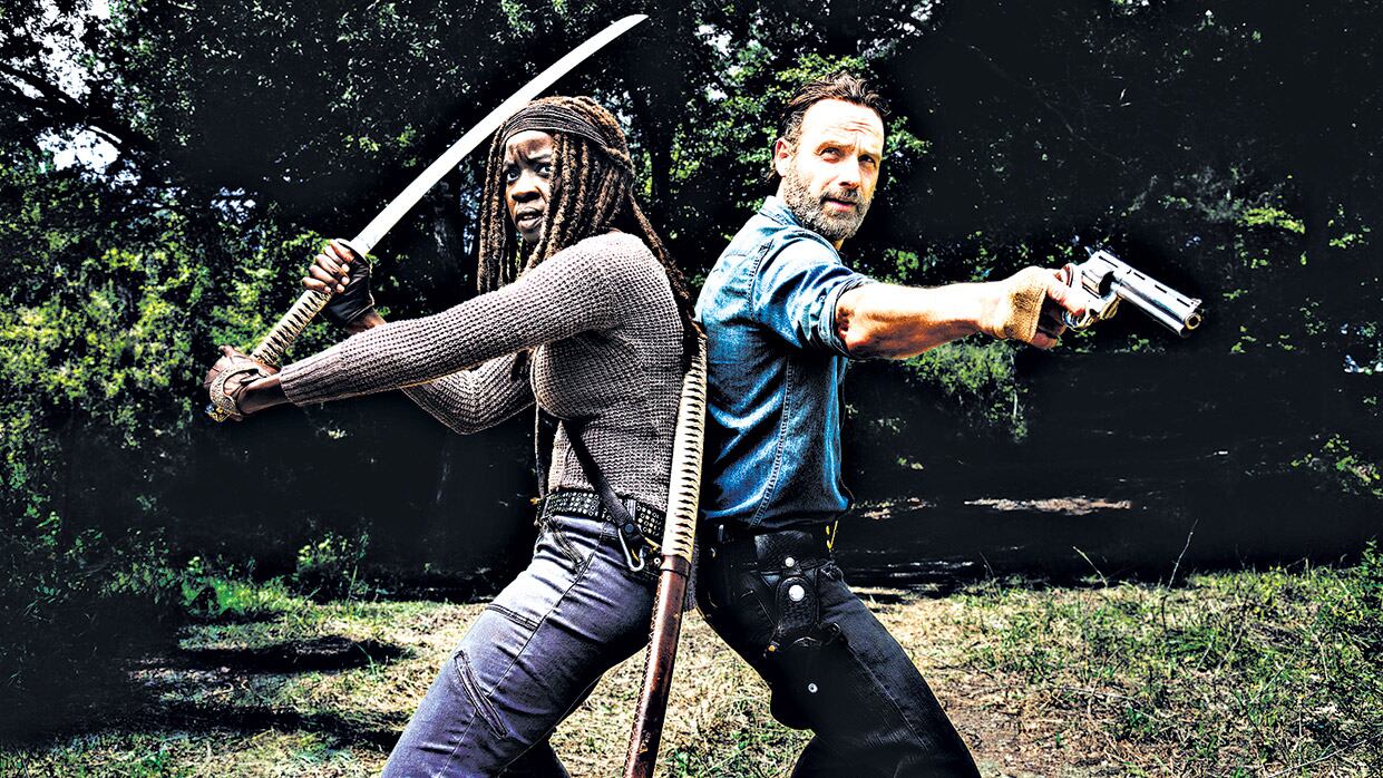 Michonne y el sheriff Rick Grimes, espalda contra espalda para combatir a Negan y su bate con púas.