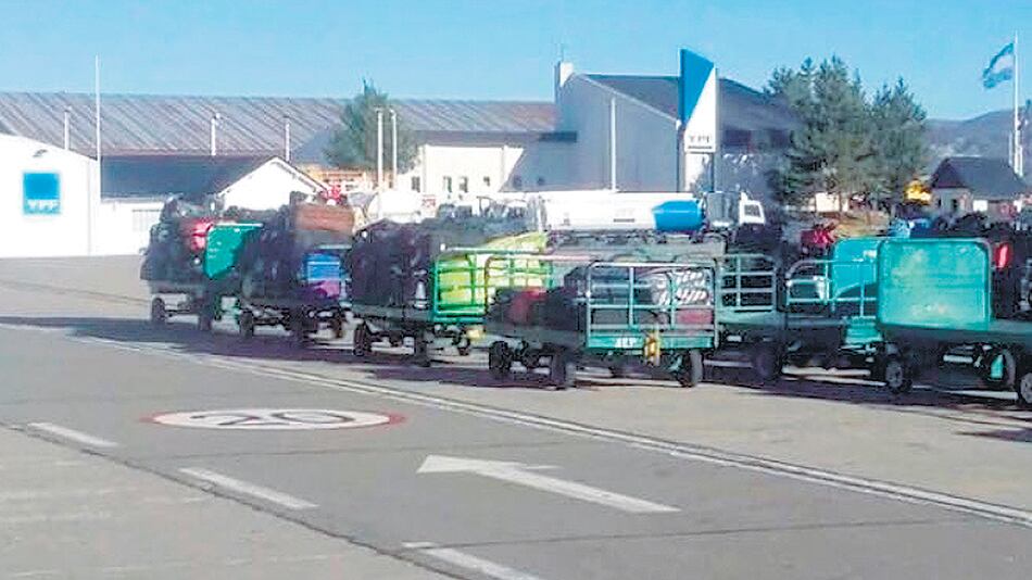 El comandante del vuelo FO 5445 informó a los pasajeros minutos antes de aterrizar que por problemas de sobrepeso no habían cargado las valijas.