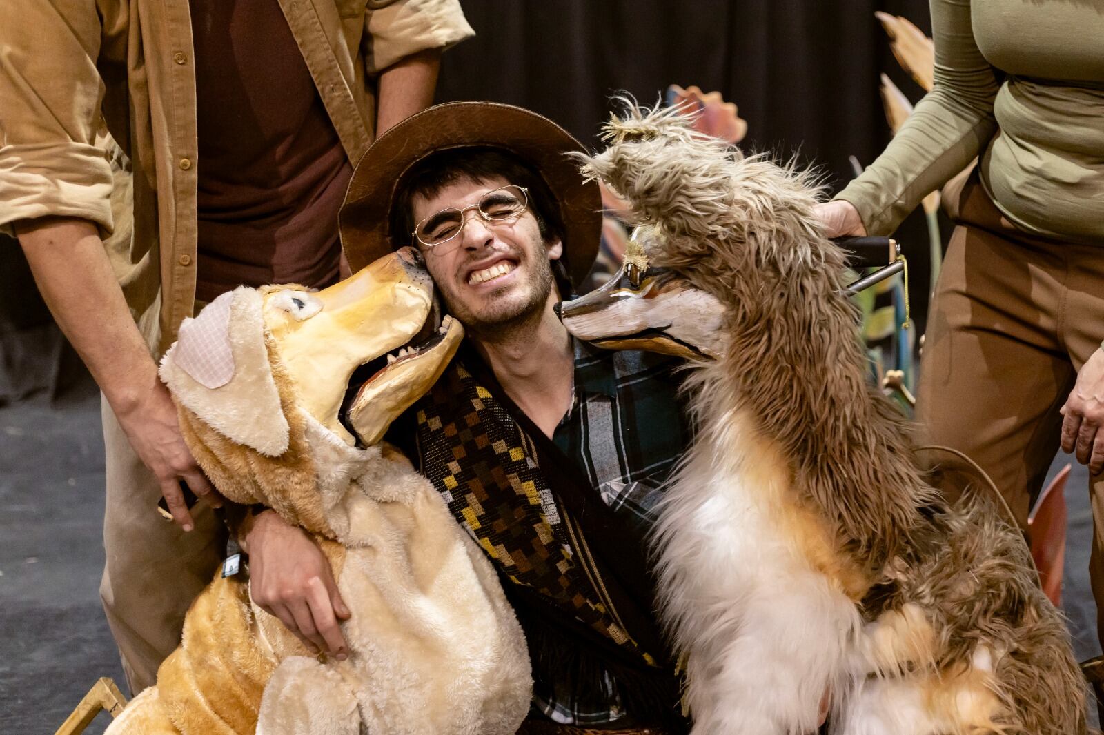 La obra narra el vínculo entrañable de los humanos con los animales.