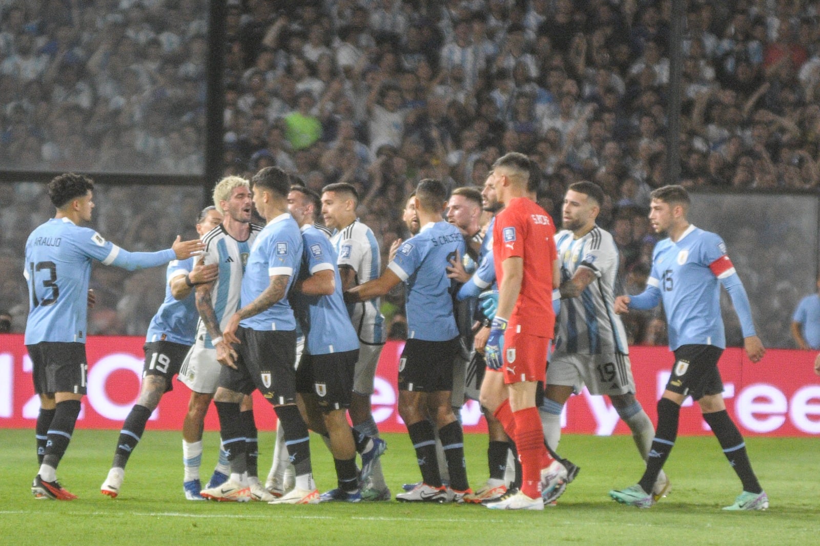 Momento de calentura en el primer tiempo, protagonizado por De Paul y Messi. Por esos ratos se vio lo mejor del equipo