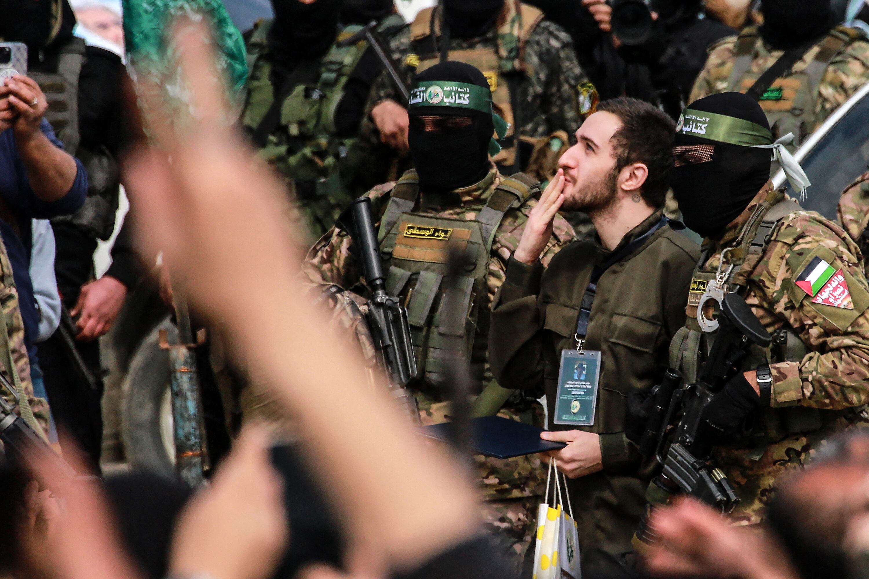 El rehén Omer Sher Tov, rodeado por milicianos de Hamas, antes de ser entregado a Israel.