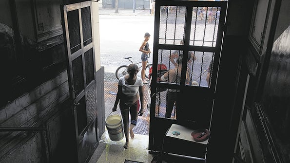 Damnificados tuvieron que apelar a cualquier recurso para pasar el día.