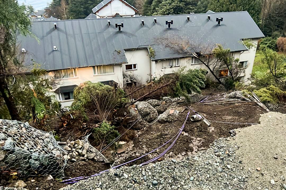 El hotel de Bariloche en el que se produjo el alud que causó la muerte de tres personas.