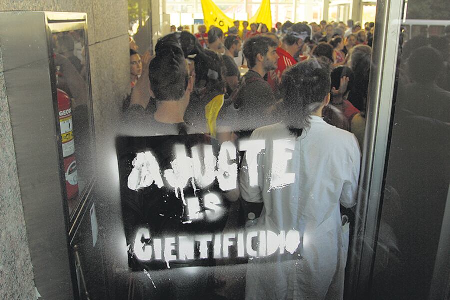 El pedido de aumento es tanto para el personal como para los becarios.