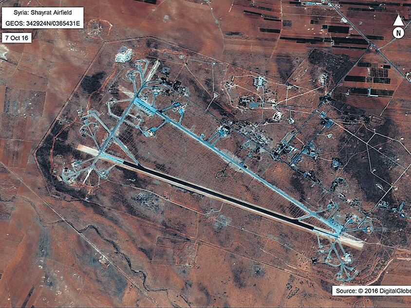Imagen satelital del Departamento de Defensa estadounidense mostrando la base militar atacada.