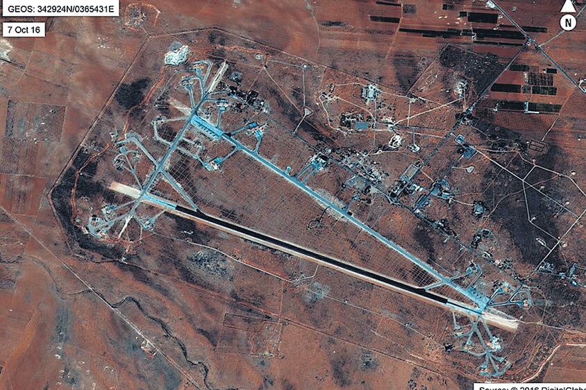 Imagen satelital del Departamento de Defensa estadounidense mostrando la base militar atacada.