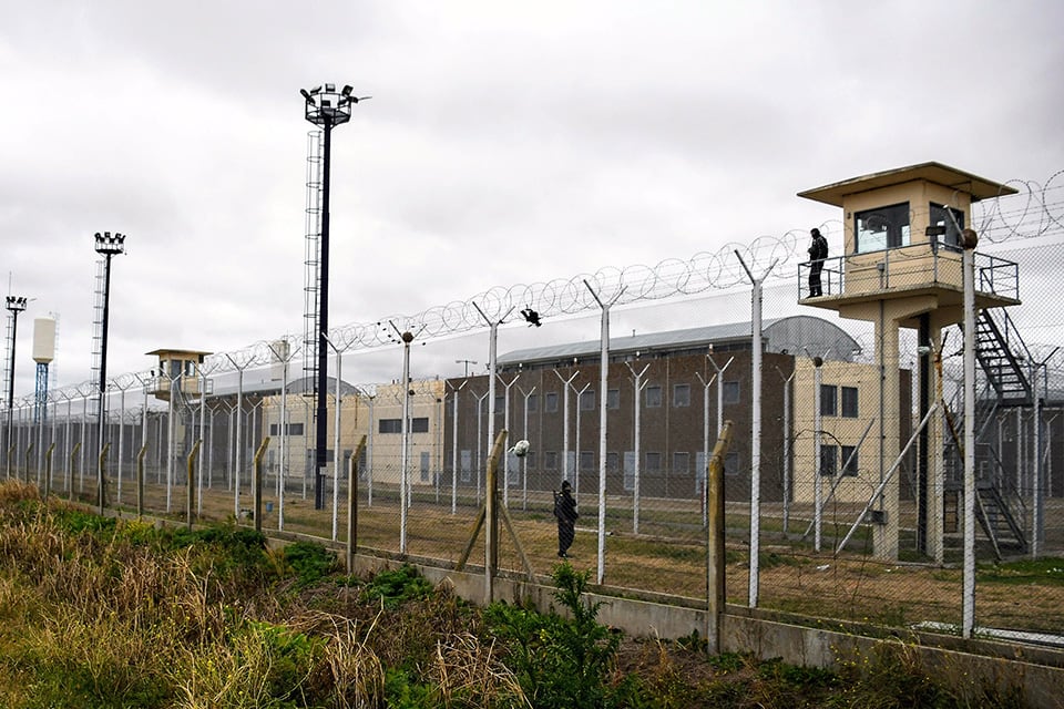 Una pelea en Piñero terminó con un recluso asesinado y cuatro heridos.