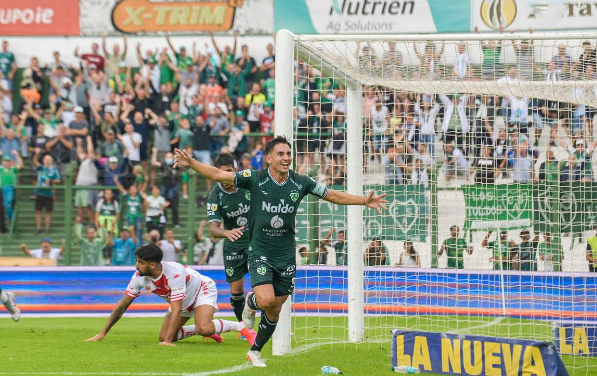 Torres grita su gol para Sarmiento, que venció a Unión en Junín