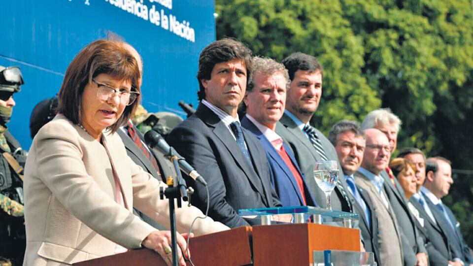 Patricia Bullrich acompañada por Pablo Nocetti (el primero que se ve a su lado)