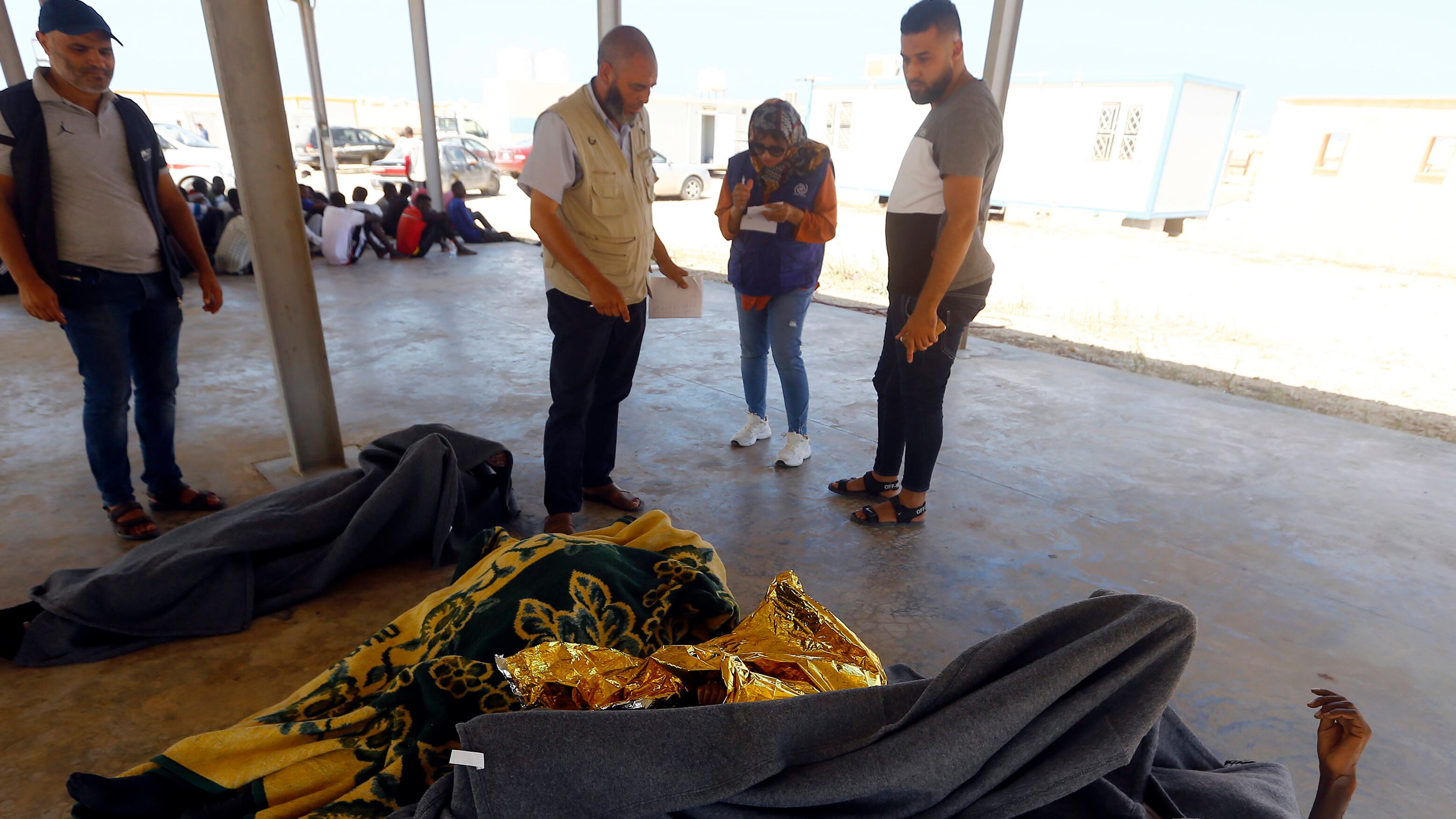 Los cadáveres de los naufragos en un puesto de la Guardia costera de Khoms.