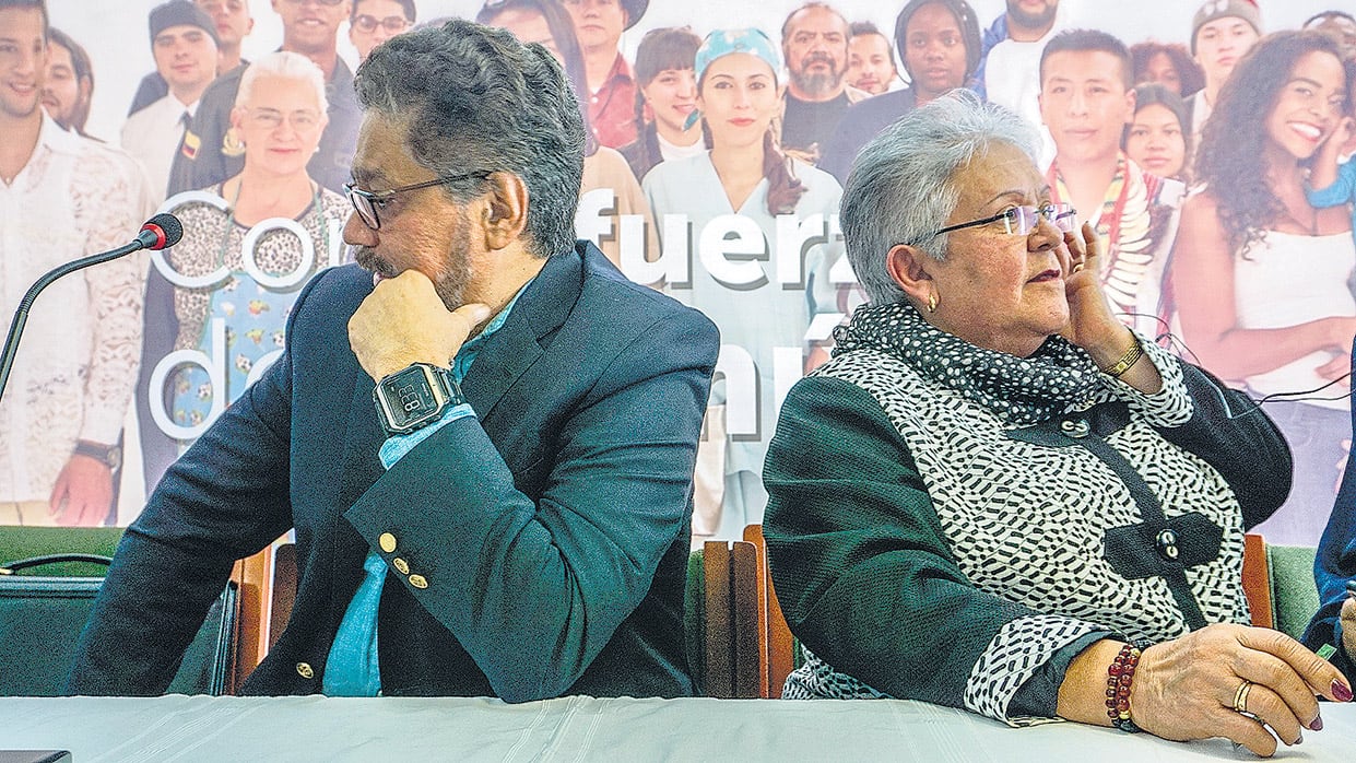 Ivan Márquez e Imelda Daza anunciaron el retiro de la fórmula presidencial de las FARC ayer en Bogotá.