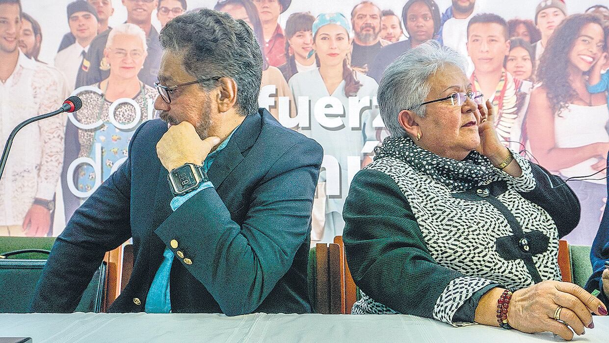 Ivan Márquez e Imelda Daza anunciaron el retiro de la fórmula presidencial de las FARC ayer en Bogotá.