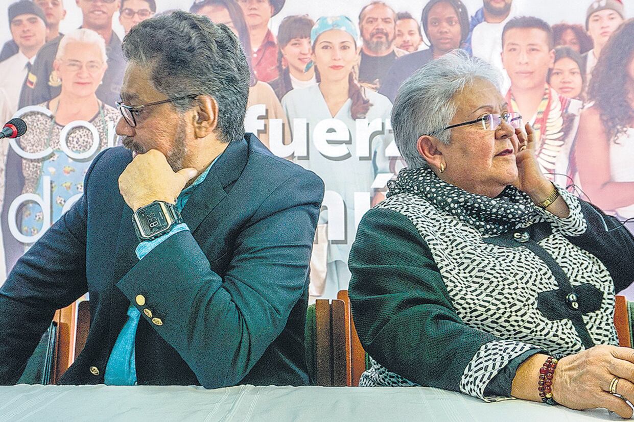 Ivan Márquez e Imelda Daza anunciaron el retiro de la fórmula presidencial de las FARC ayer en Bogotá.