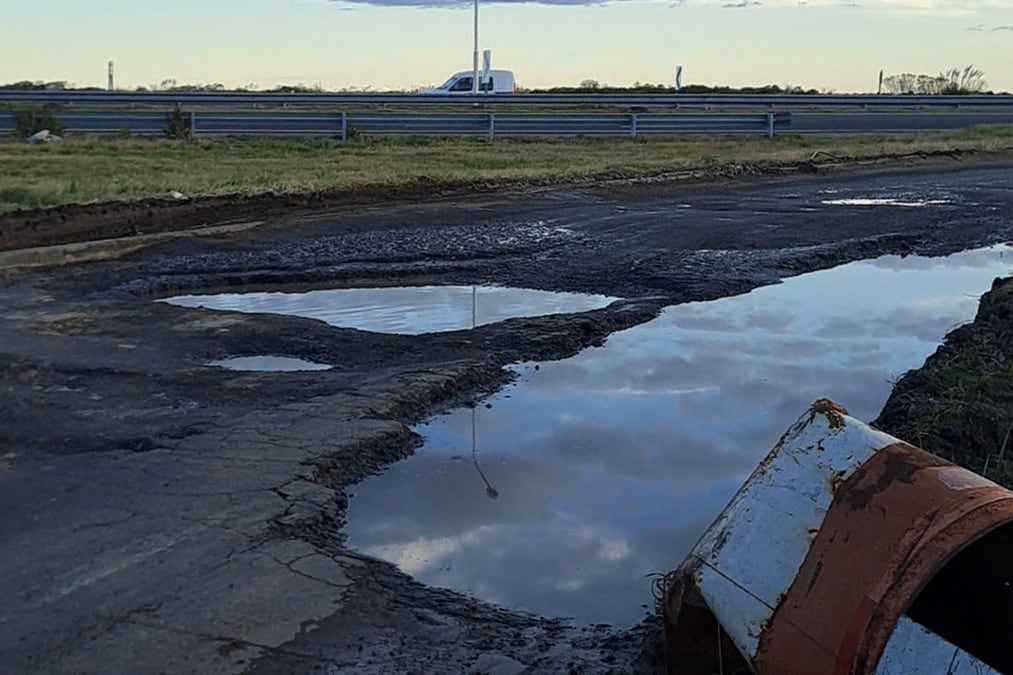 El cratel ubicado justo en el empalme de la Ruta Provincial 193 con la RN 8.