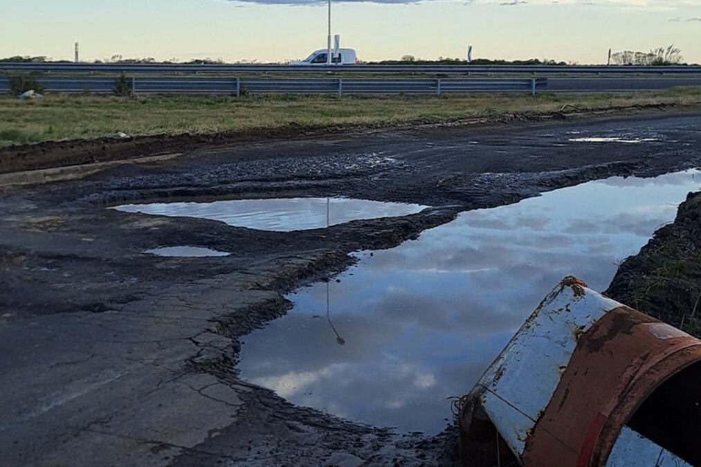 El cratel ubicado justo en el empalme de la Ruta Provincial 193 con la RN 8.