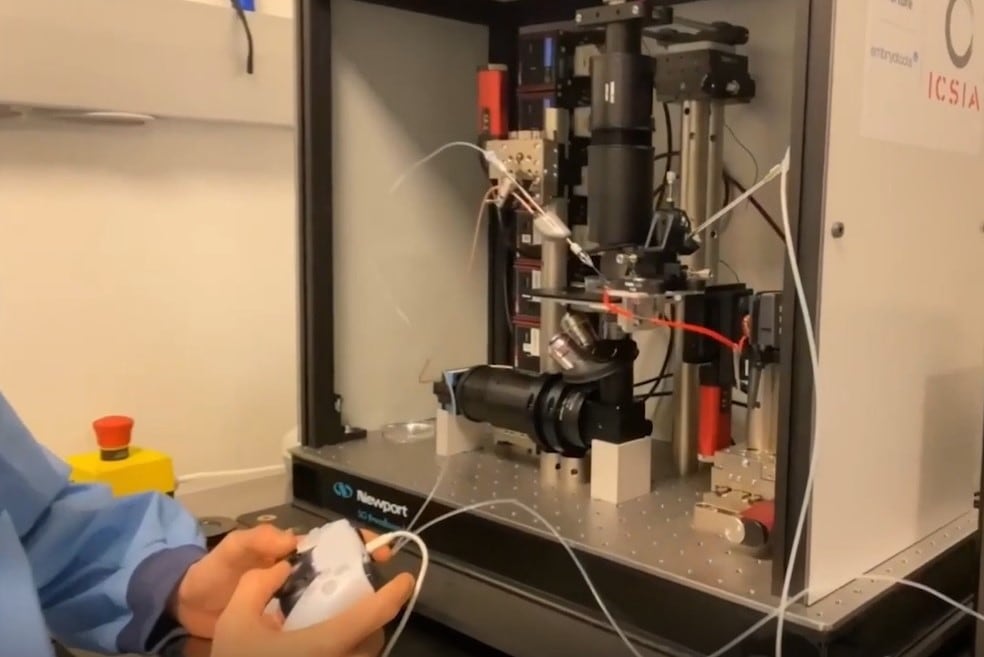 Un ingeniero usó un joystick de PlayStation 5 para colocar una aguja robótica (Foto: Captura Technology Review).