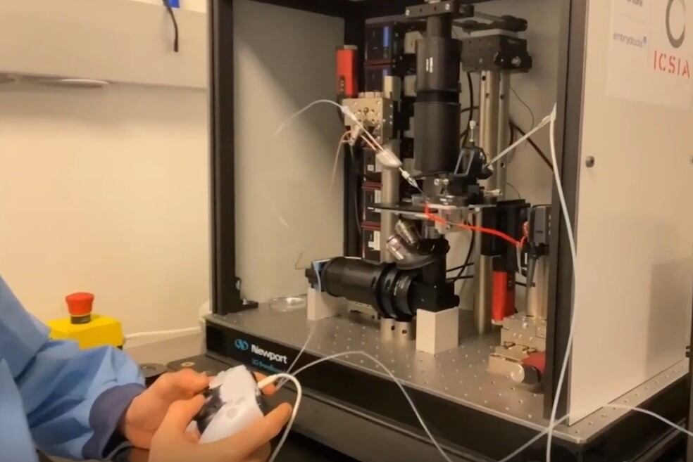 Un ingeniero usó un joystick de PlayStation 5 para colocar una aguja robótica (Foto: Captura Technology Review).