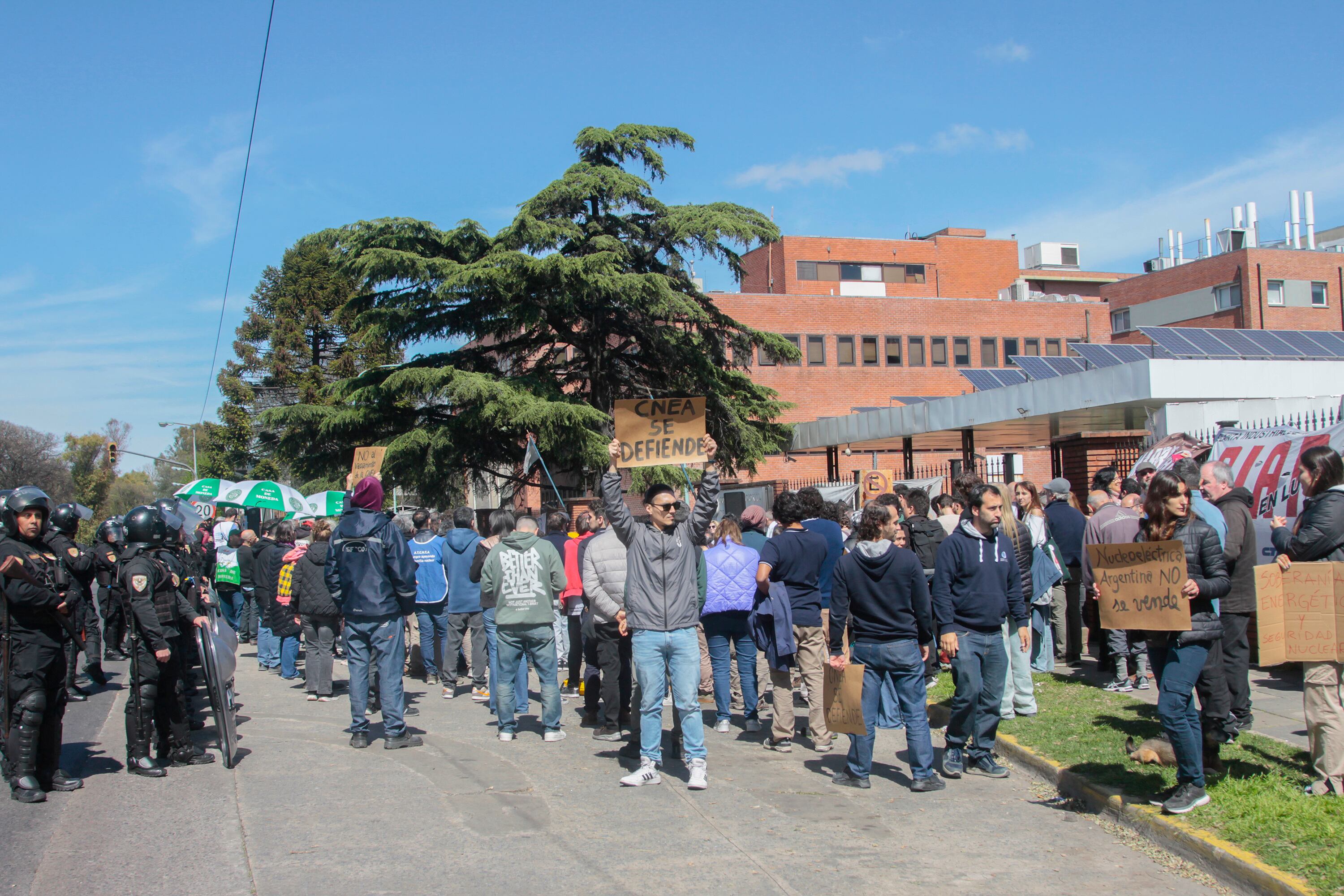 La medida afecta también a los trabajadores de Atucha I, Atucha II y Embalse.