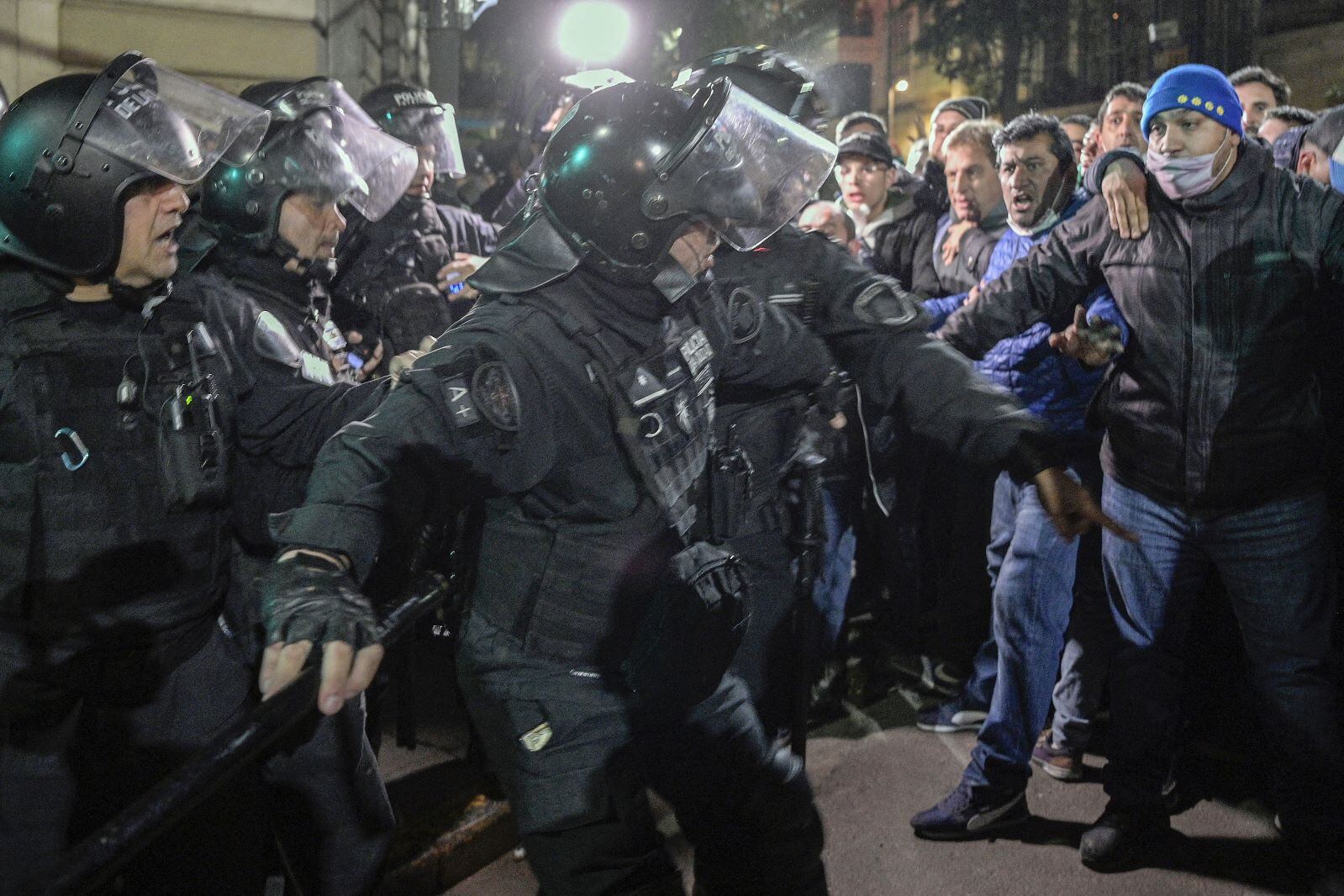 La policía porteña reprimió a los militantes que se juntaron frente a la casa de Cristina Kirchner para respaldarla.