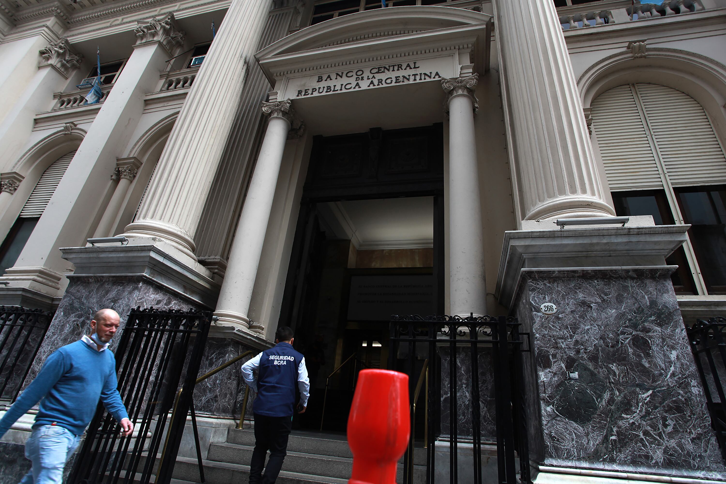 La economía nacional está endeudada y sin dólares suficientes en el Banco Central.