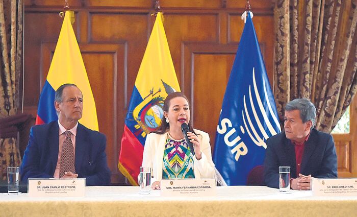 Los representantes del gobierno y el ELN hicieron el anuncio junto a la canciller de Ecuador.