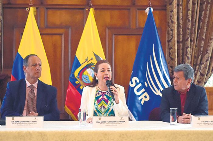 Los representantes del gobierno y el ELN hicieron el anuncio junto a la canciller de Ecuador.