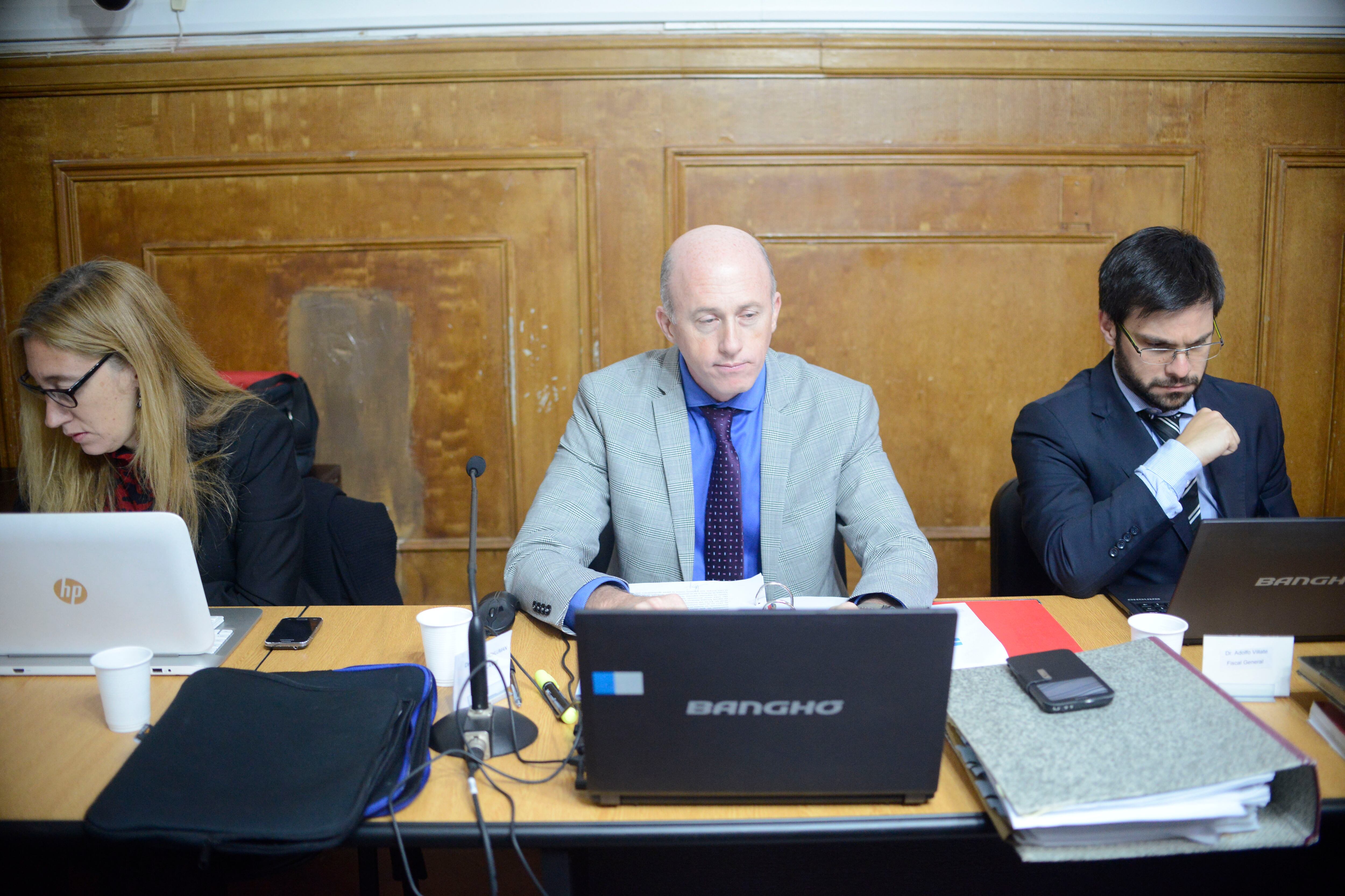 El fiscal Villatte (en el centro) terminará esta semana la lectura de su alegato acusatorio.